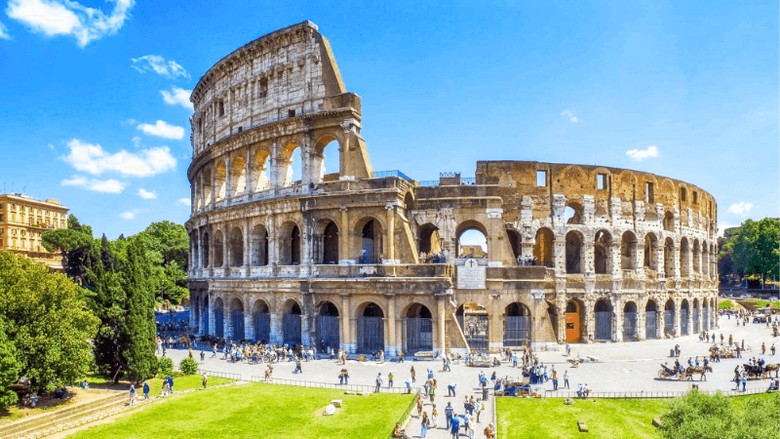Đấu trường La Mã Colosseum ở Rome trong hành trình tour Nam Âu từ Hà Nội